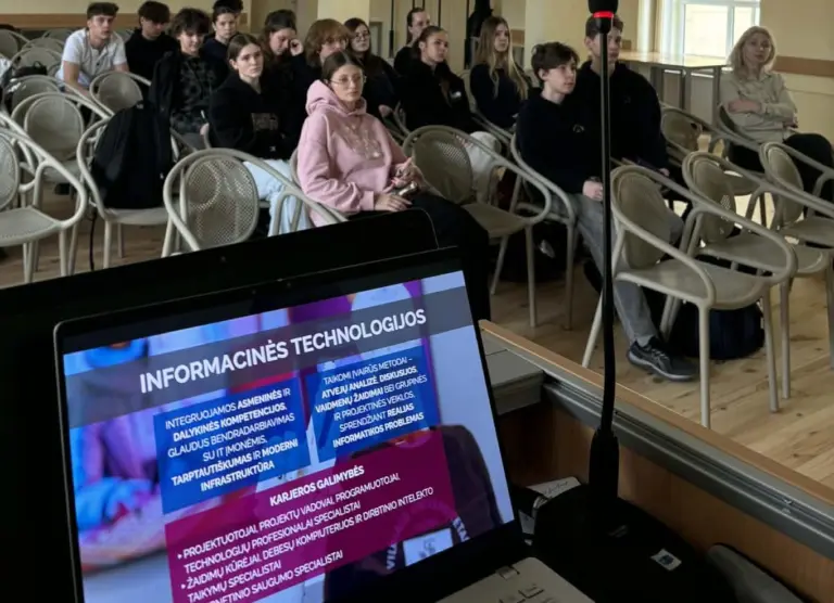 Nuotrauka 1: Susitikimas su gimnazijos absolventėmis ir Vilniaus Universiteto studentėmis Roberta Jurpalyte ir Emilija Abromaityte