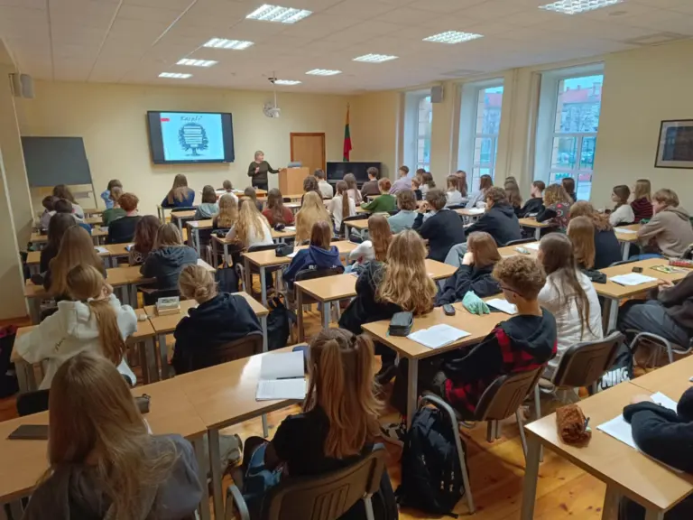 Janoniečiams – l klasių gimnazistams – prieš mokinių rudens atostogas gimnazijoje pristatytas projektas „Šakotas giminės medis”.