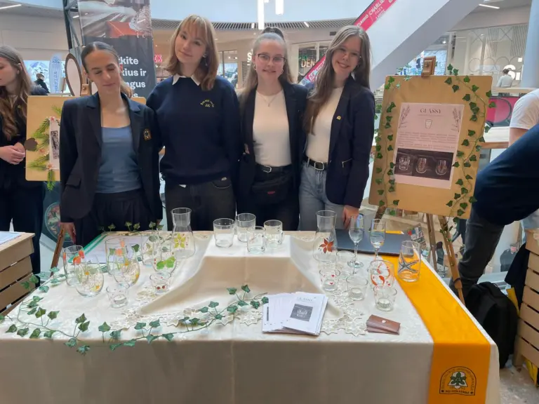 Nuotrauka 8: Net 5 janoniečių komandos – Šiaulių regioninės mokomųjų mokinių bendrovių eXpo 2025 dalyvės.