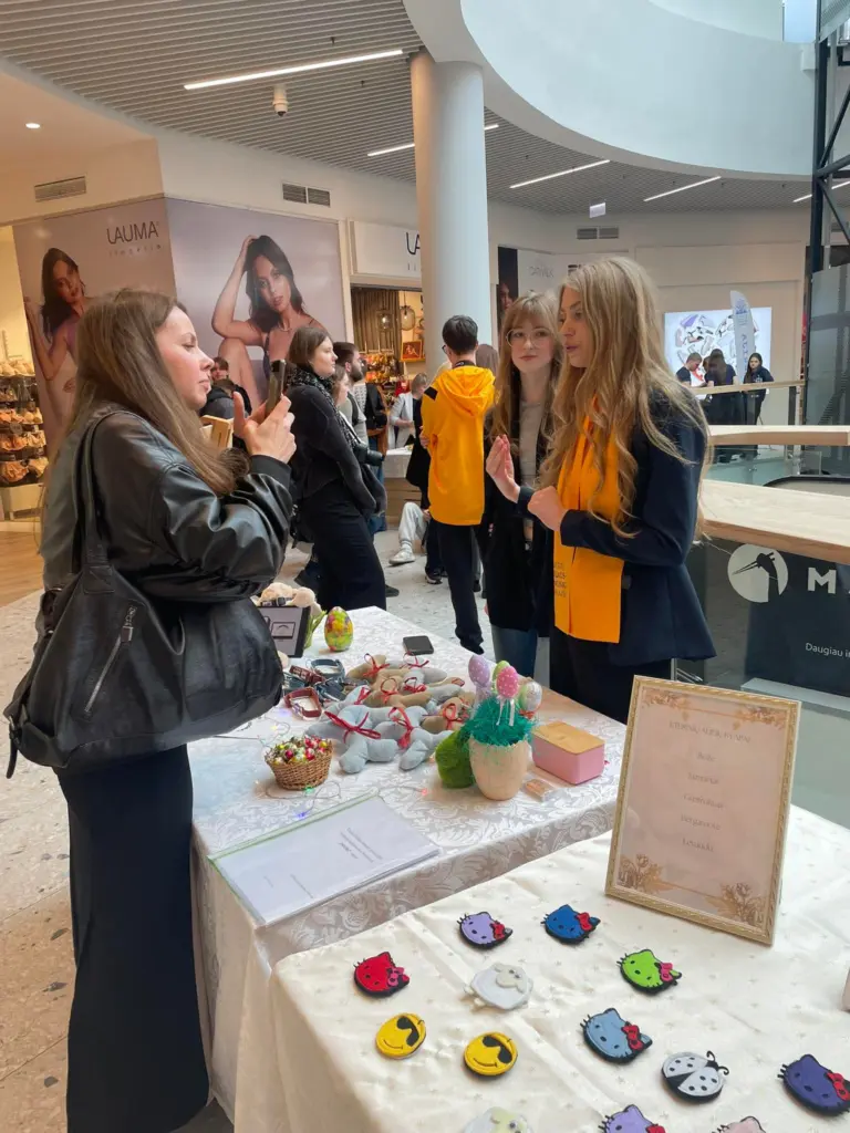 Nuotrauka 6: Net 5 janoniečių komandos – Šiaulių regioninės mokomųjų mokinių bendrovių eXpo 2025 dalyvės.