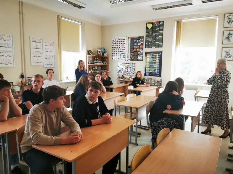 Nuotrauka 2: Gegužės 23 d. gimnaziją aplankė draugai iš VDU Akademijos Ugnės Karvelis gimnazijos.