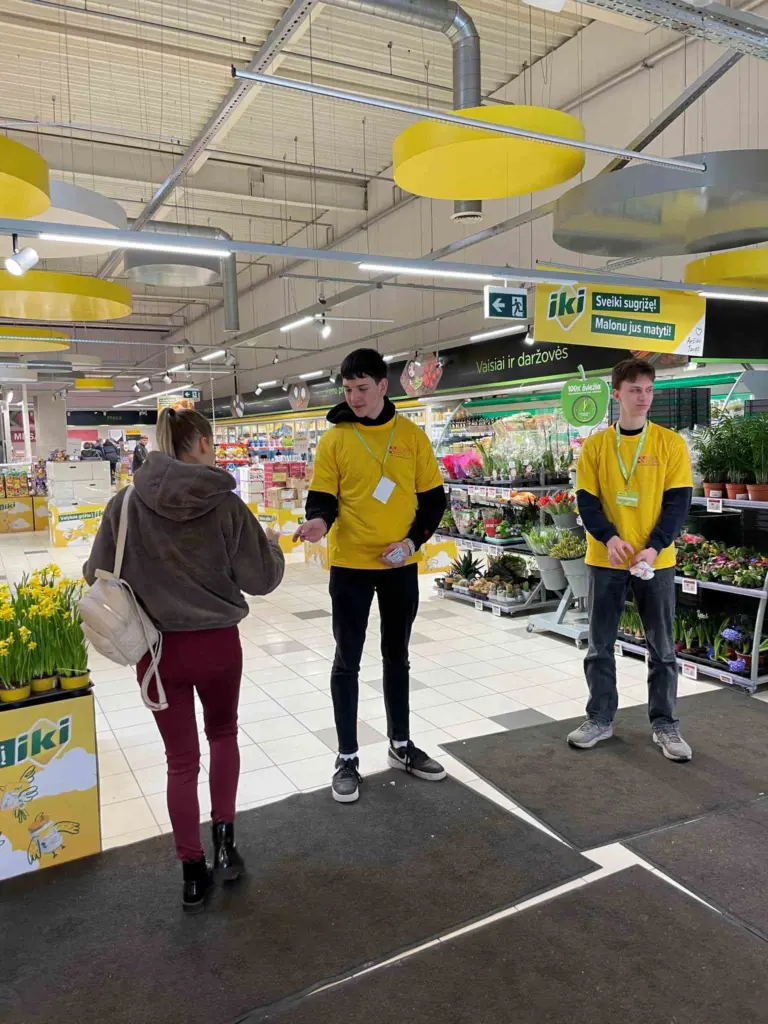 Nuotrauka 1: Savanorystė „Maisto banko“ akcijoje
