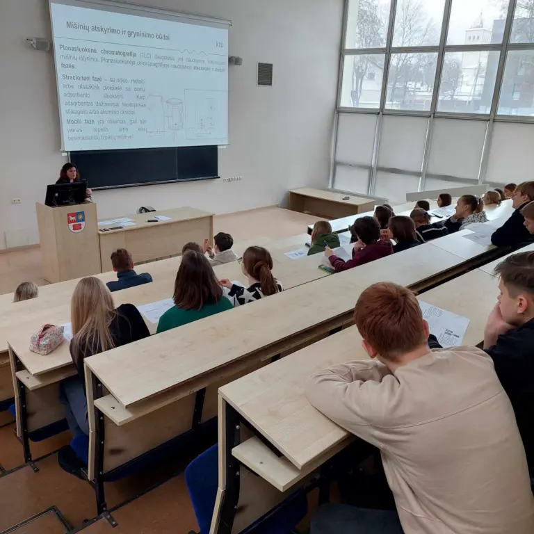 Nuotrauka 2: Gimnazistų mokslo tiriamosios veiklos KTU Cheminės technologijos fakultete