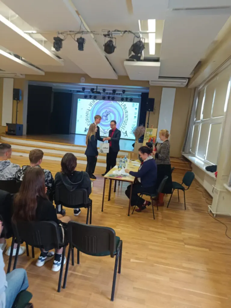 Nuotrauka 4: Janoniečių rankose ll vieta už pranešimo pristatymą tarptautinėje konferencijoje „Kūrinių veikėjų gyvenimo labirintuose”.