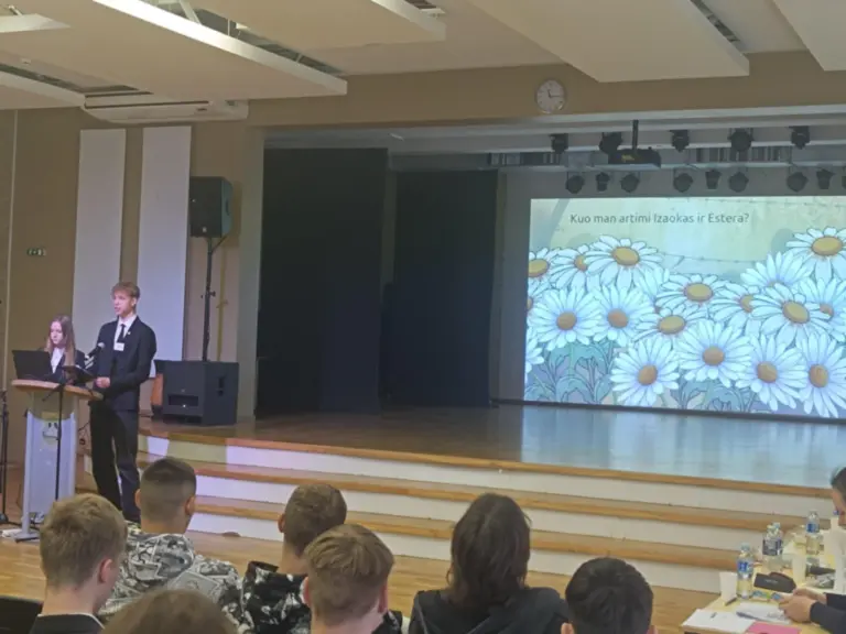 Nuotrauka 3: Janoniečių rankose ll vieta už pranešimo pristatymą tarptautinėje konferencijoje „Kūrinių veikėjų gyvenimo labirintuose”.
