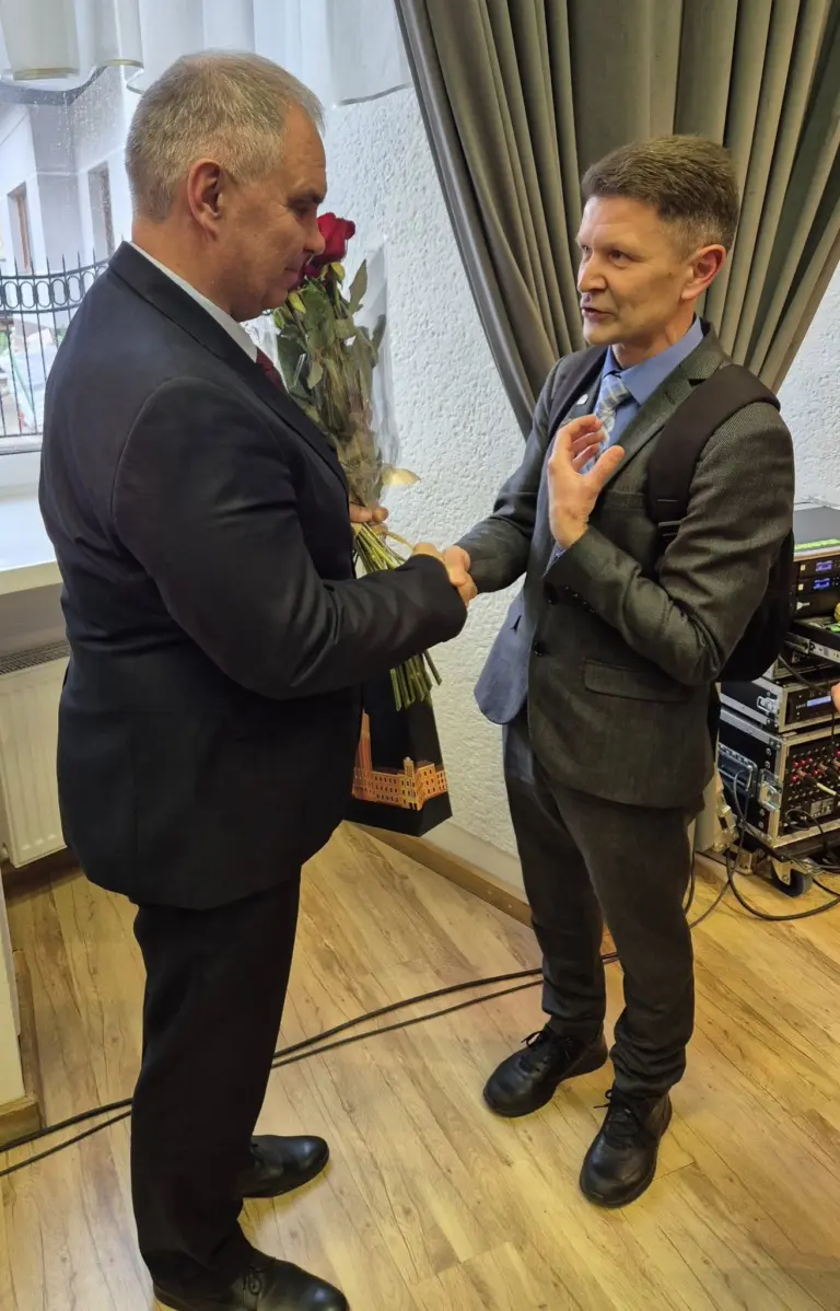 Nuotrauka 3: Fizinio ugdymo mokytojas Edvinas Gedgaudas pelnė Šiaulių miesto Metų mokytojo nominaciją!