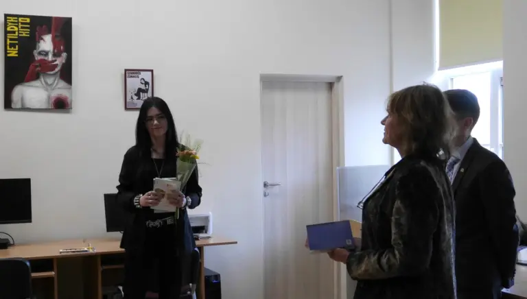 Nuotrauka 3: Gimnazijos skaitykloje atidaryta unikali Emos Peleckytės (IV f) tapybos paroda „Senbuvės išmintis“.