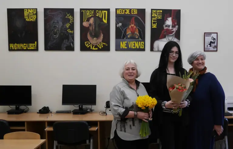 Nuotrauka 2: Gimnazijos skaitykloje atidaryta unikali Emos Peleckytės (IV f) tapybos paroda „Senbuvės išmintis“.