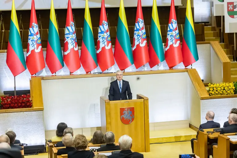 Nuotrauka 2: Įteikta „Signatarų trispalvė“ ir Kovo 11-osios akto kopija