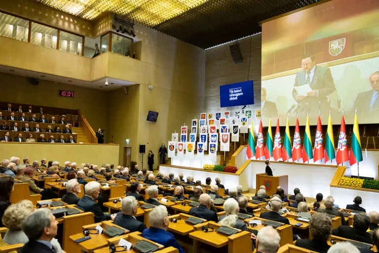 Nuotrauka 1: Įteikta „Signatarų trispalvė“ ir Kovo 11-osios akto kopija