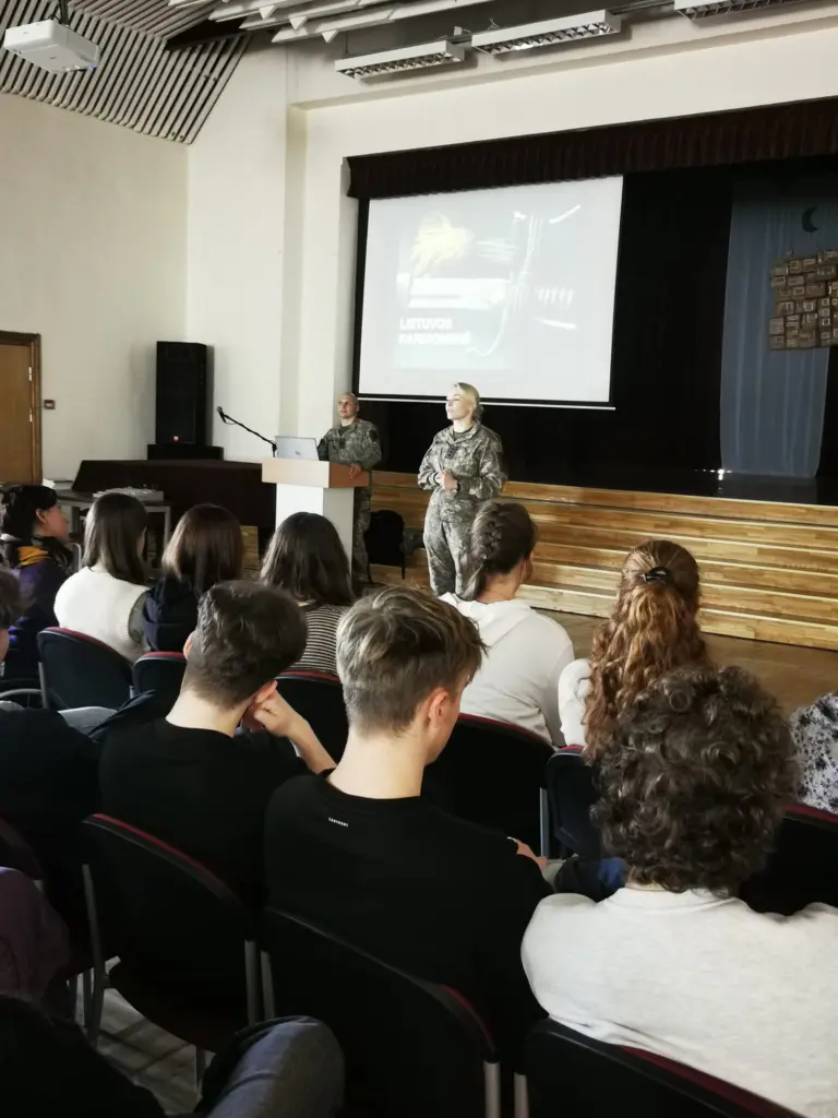 Nuotrauka 2: Svečiuose Lietuvos kariuomenės Karo prievolės ir komplektavimo tarnybos atstovai