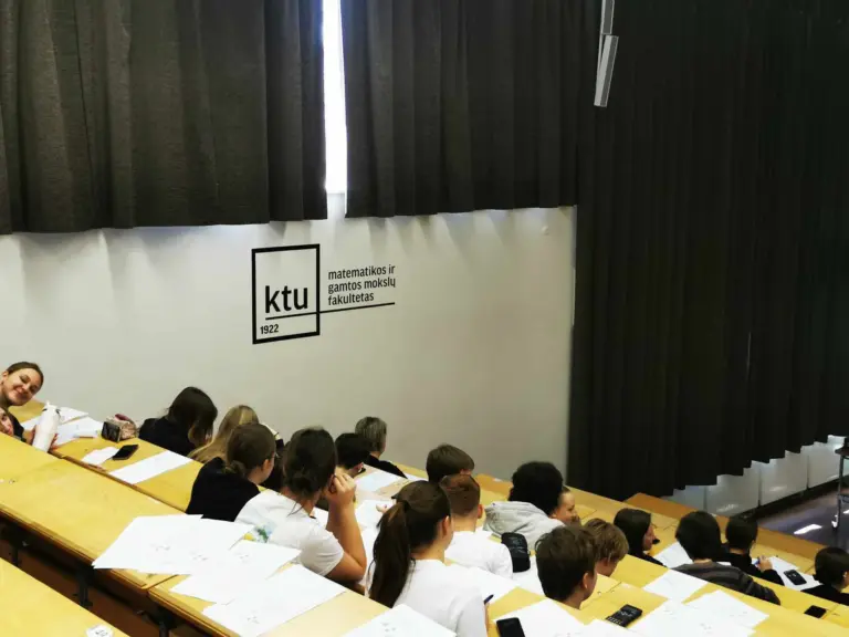 Nuotrauka 1: Praktinis fizikos užsiėmimas „Srovės tekėjimas įvairiose terpėse“