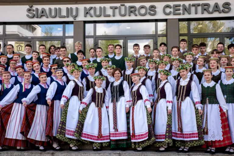 Nuotrauka 3: Liaudiškų šokių kolektyvas „Liuoksinis” išleido dar vieną abiturientų kartą