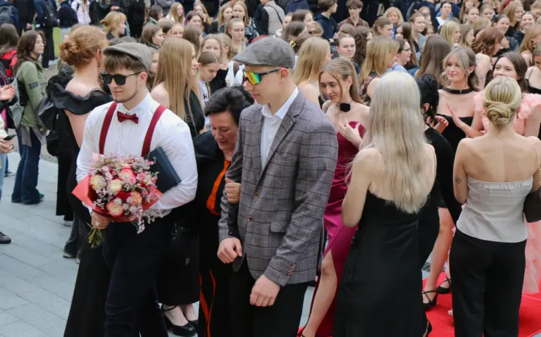 Nuotrauka 7: Žiedų, šypsenų ir nepakartojamų emocijų fone 174 abiturientų laidai nuskambėjo paskutinis skambutis!