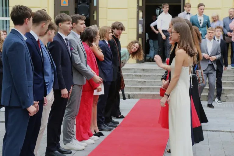 Nuotrauka 6: Žiedų, šypsenų ir nepakartojamų emocijų fone 174 abiturientų laidai nuskambėjo paskutinis skambutis!