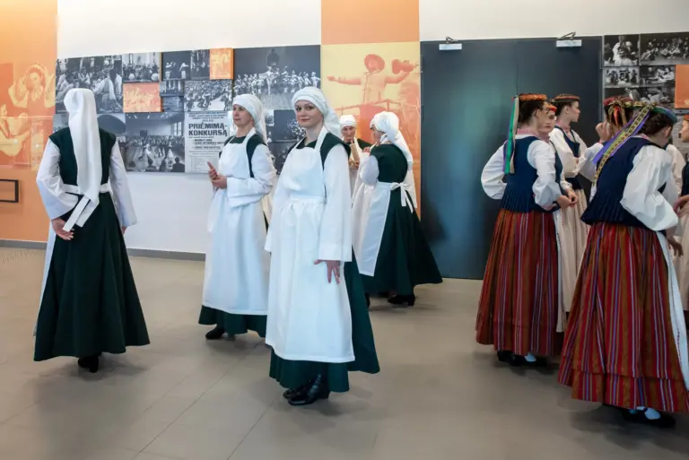 Nuotrauka 2: Liaudiškų šokių kolektyvas „Liuoksinis” išleido dar vieną abiturientų kartą