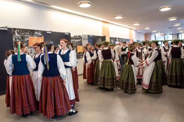 Nuotrauka 4: Liaudiškų šokių kolektyvas „Liuoksinis” išleido dar vieną abiturientų kartą