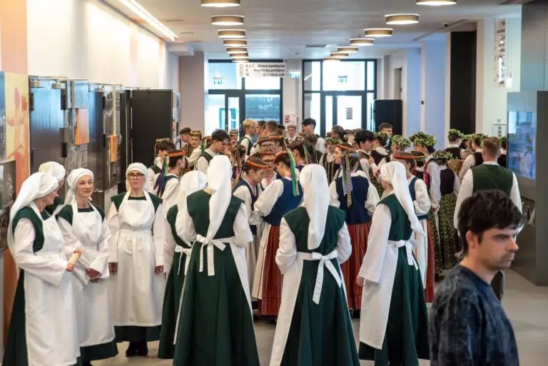 Nuotrauka 5: Liaudiškų šokių kolektyvas „Liuoksinis” išleido dar vieną abiturientų kartą