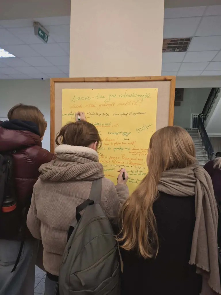 Nuotrauka 4: Laisvės gynėjų  dienos paminėjimo akimirkos gimnazijoje.