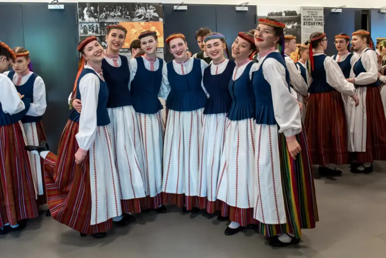 Nuotrauka 6: Liaudiškų šokių kolektyvas „Liuoksinis” išleido dar vieną abiturientų kartą