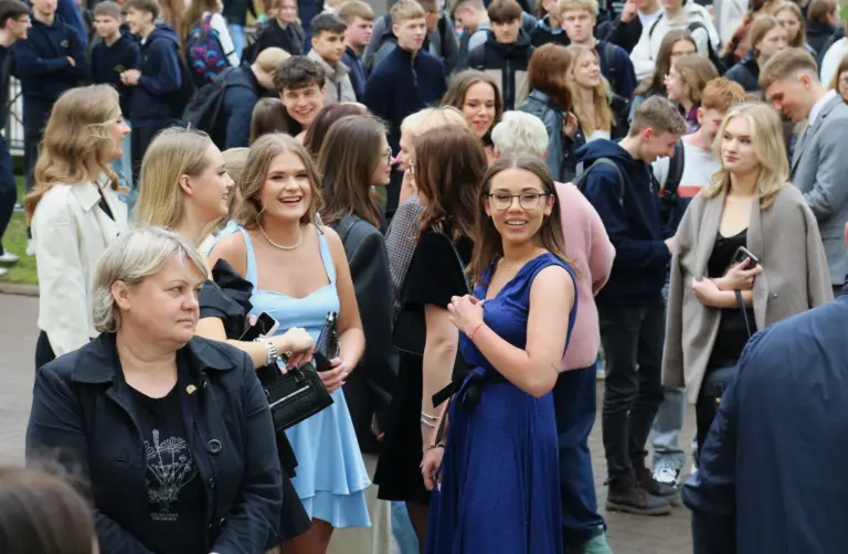 Nuotrauka 10: Žiedų, šypsenų ir nepakartojamų emocijų fone 174 abiturientų laidai nuskambėjo paskutinis skambutis!