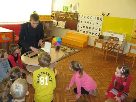 Neformaliojo vaikų švietimo programa „Žmogus ir šviesa“ Juliaus Janonio gimnazijoje