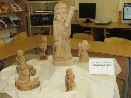 Gimnazistas pakvietė į medžio drožinių parodą „Prakalbintas medis“