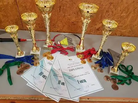 Šiaulių miesto mokyklų merginų ir vaikinų badmintono varžybų nugalėtojai
