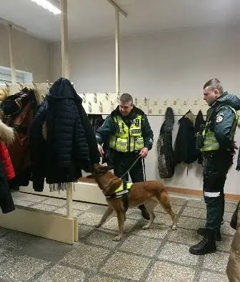 Gimnazijoje lankėsi kinologai