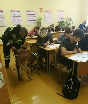 Gimnazijoje lankėsi kinologai