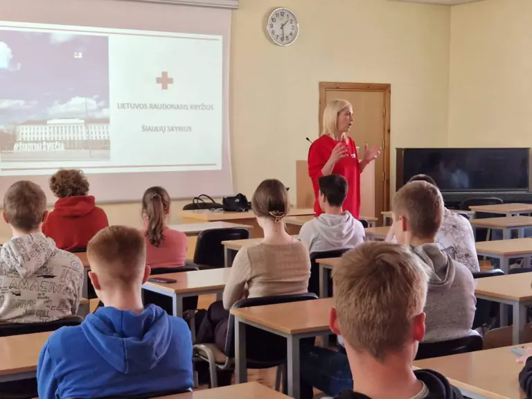 Nuotrauka 1: Gimnazistų pažintis su Raudonuoju Kryžiumi