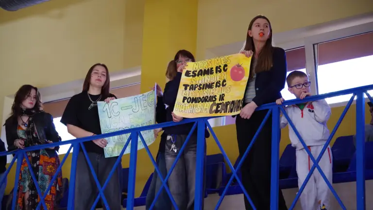 Nuotrauka 2: Sveikatą stiprinančios mokyklos renginys „Judėkime kartu 2025“ sujungė skirtingas kartas.