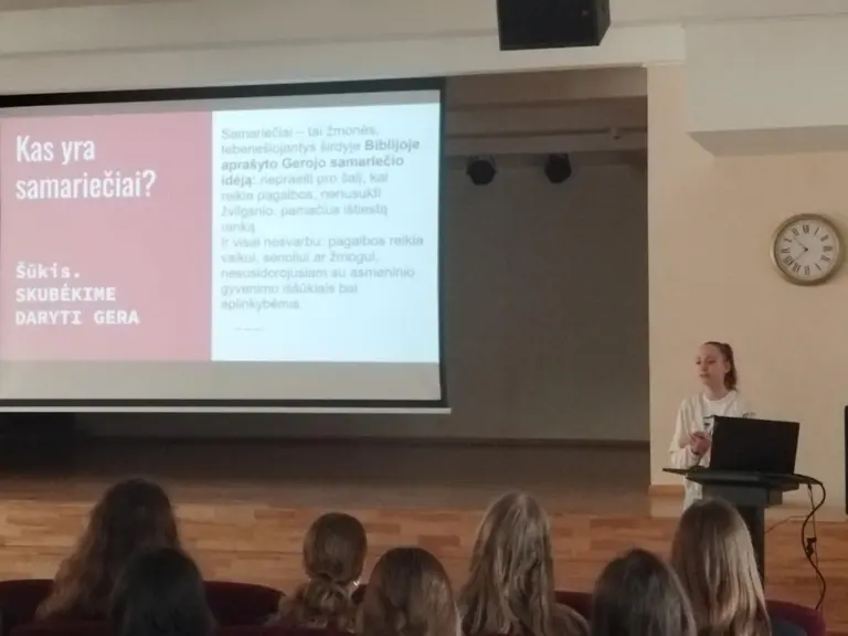 Nuotrauka 1: Savanorystės ambasadorės progimnazijoje