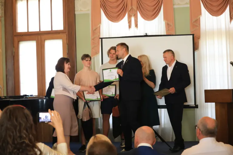 Nuotrauka 1: Konferencijoje „Verslo vaidmuo mene ir moksle“ apdovanoti du Juliaus Janonio gimnazijos bendruomenės nariai